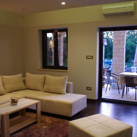 Apartment Verano Njivice Buitenkant foto