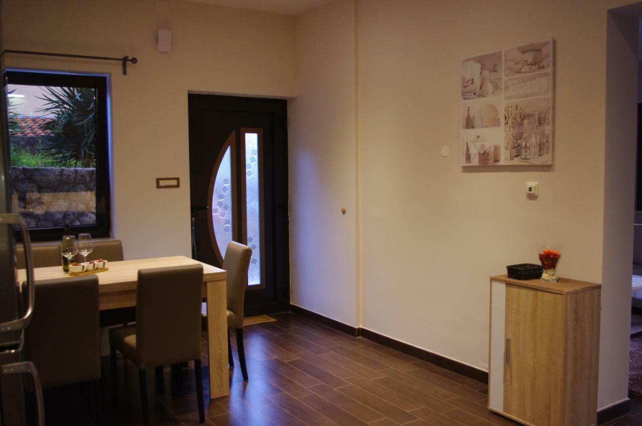 Apartment Verano Njivice Buitenkant foto