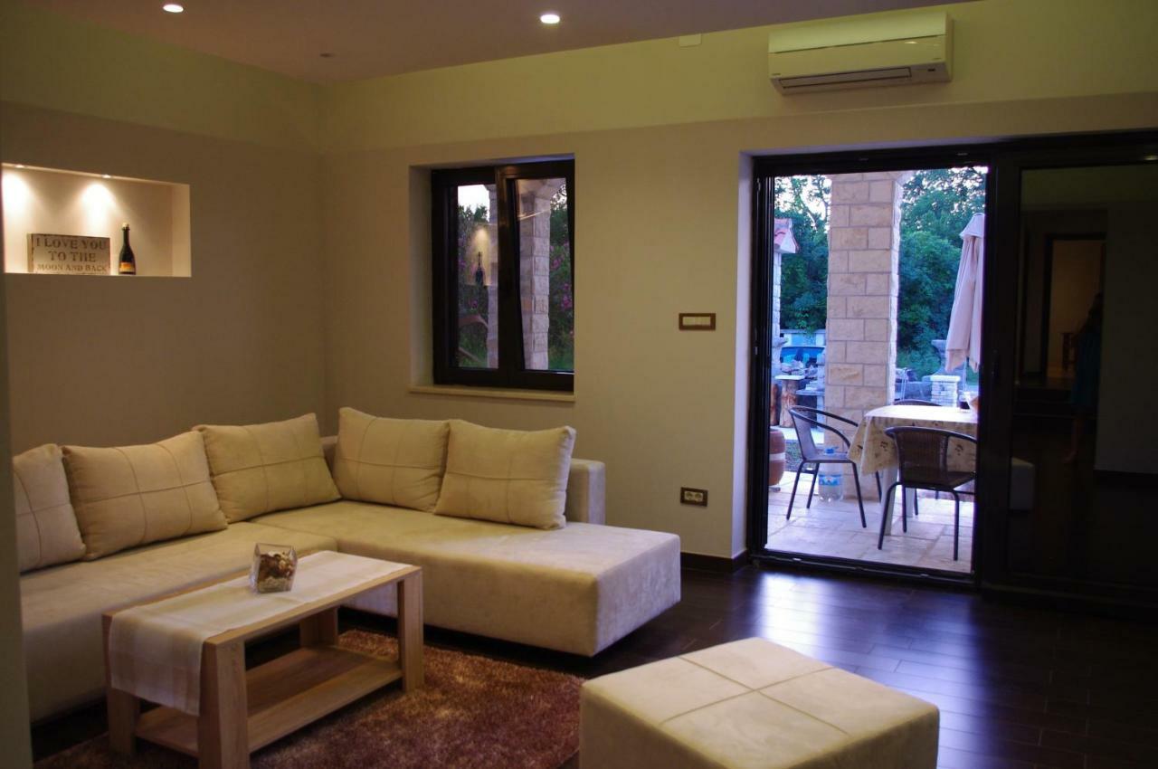 Apartment Verano Njivice Buitenkant foto
